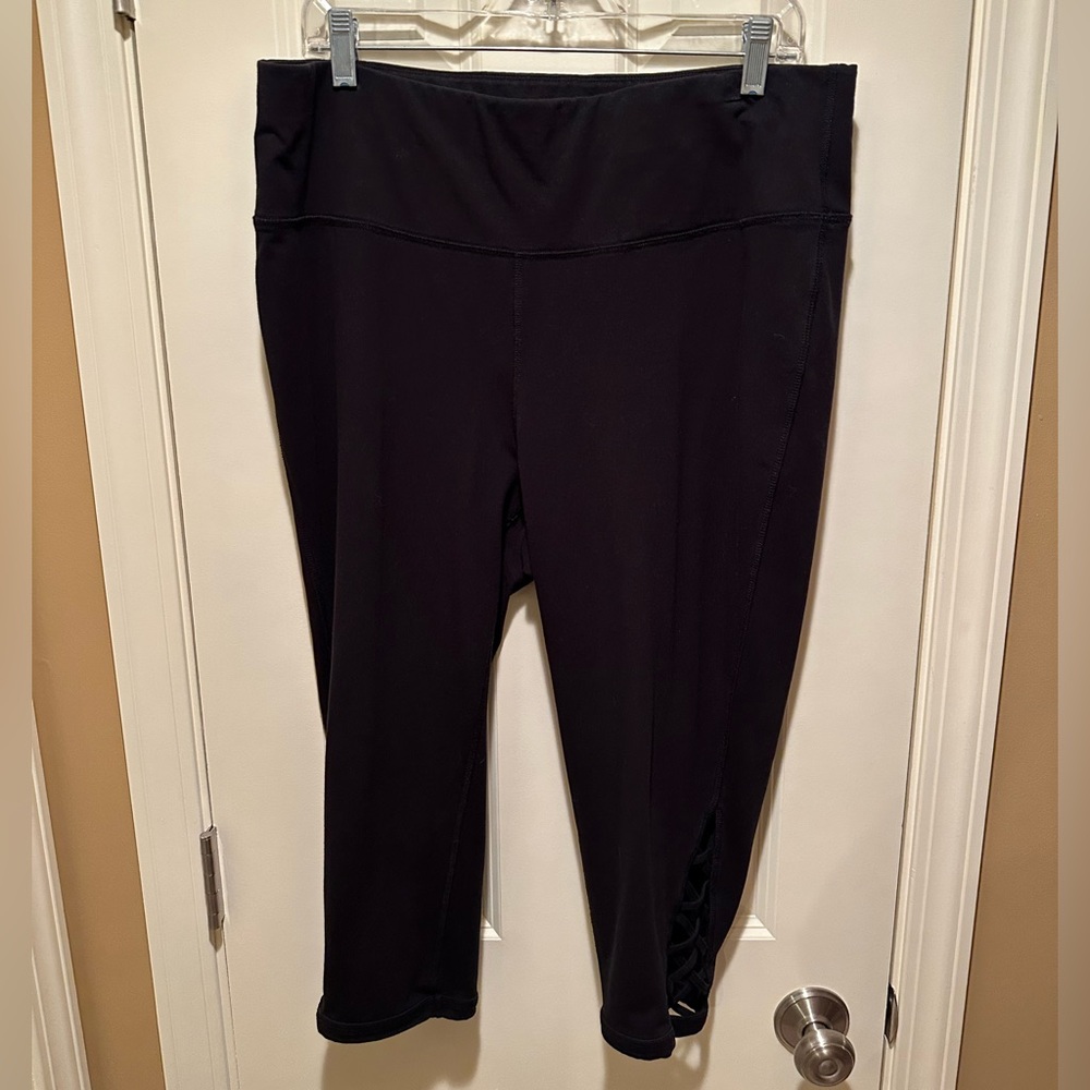 🌸 $3 if bundled - 2X Ideology Black Capri Leggings Cute Cutout Please Read